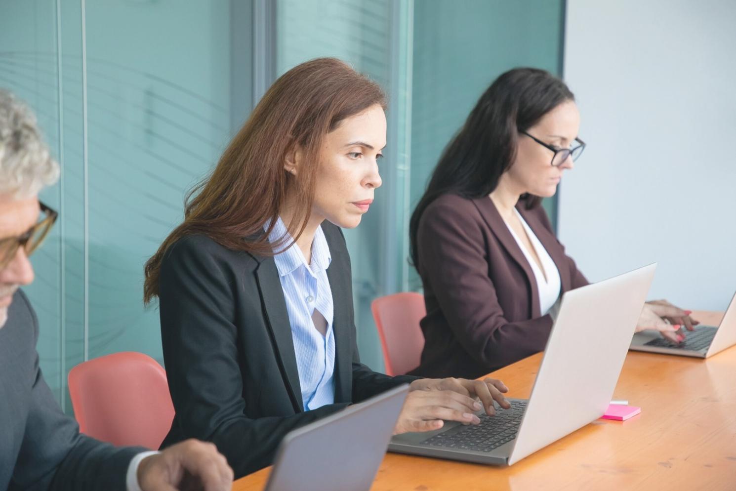 Professionelles Beratungsgespräch in modernem Büroambiente